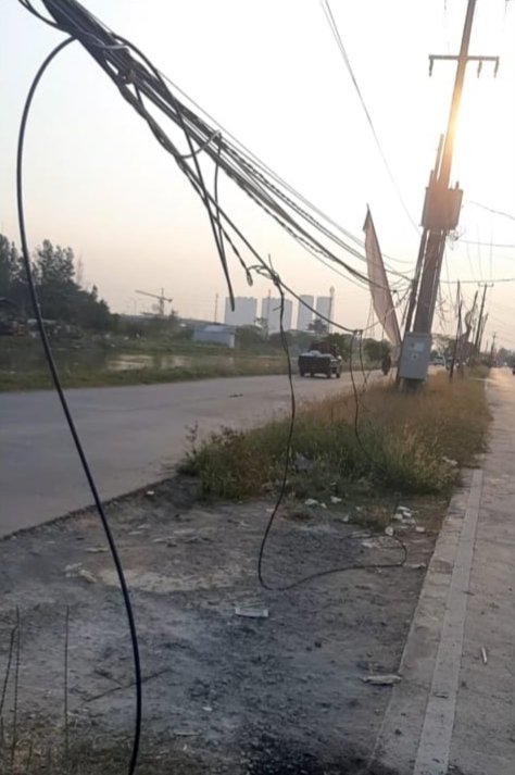Kabel Semrawut dan Tiang Doyong Bahayakan Nyawa Pengguna Jalan » m 